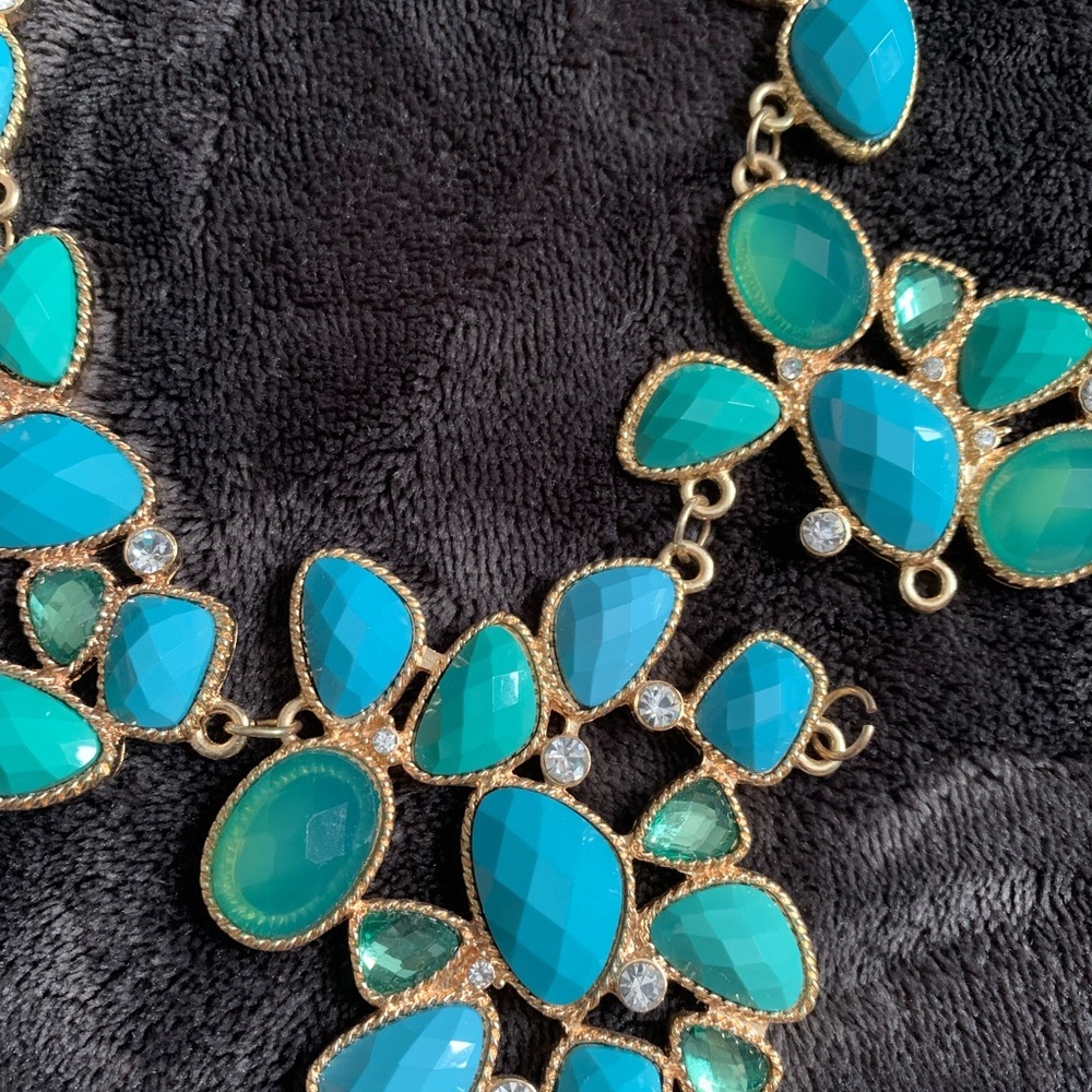 Golden necklace and earrings set with tortoise gems - Picture 2 of 4